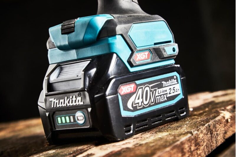 Аккумуляторная дрель-шуруповерт Makita XGT BL 40В DF001GZ