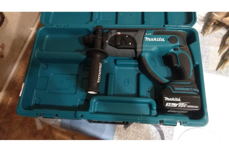 Аккумуляторный перфоратор Makita LXT DHR202RF