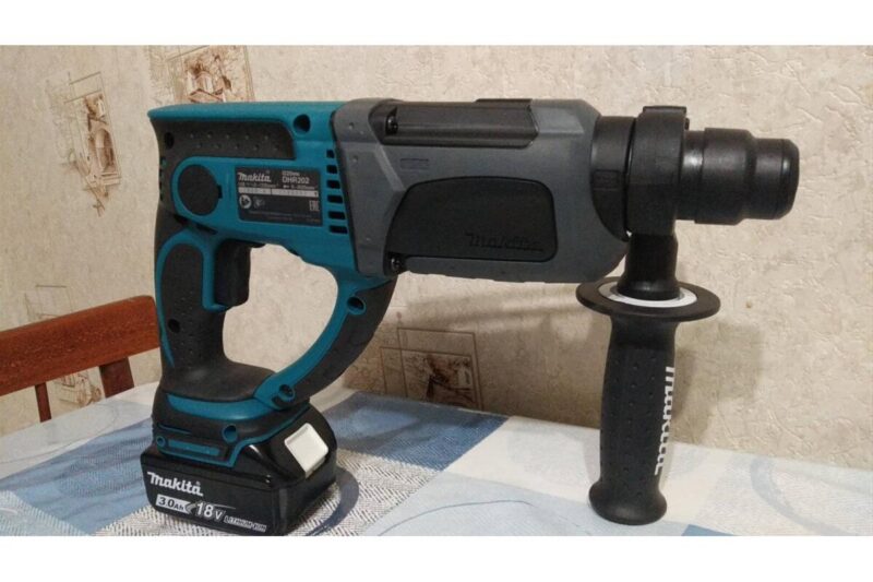 Аккумуляторный перфоратор Makita LXT DHR202RF