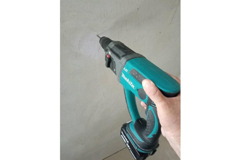 Аккумуляторный перфоратор Makita LXT DHR202RF