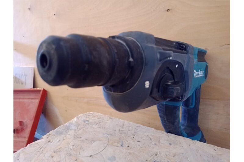 Аккумуляторный перфоратор Makita LXT DHR202RF
