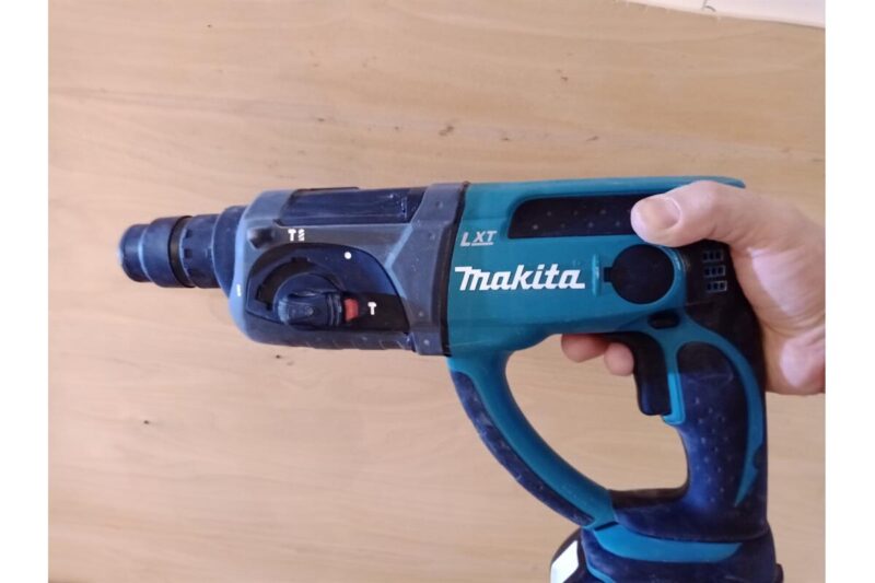 Аккумуляторный перфоратор Makita LXT DHR202RF