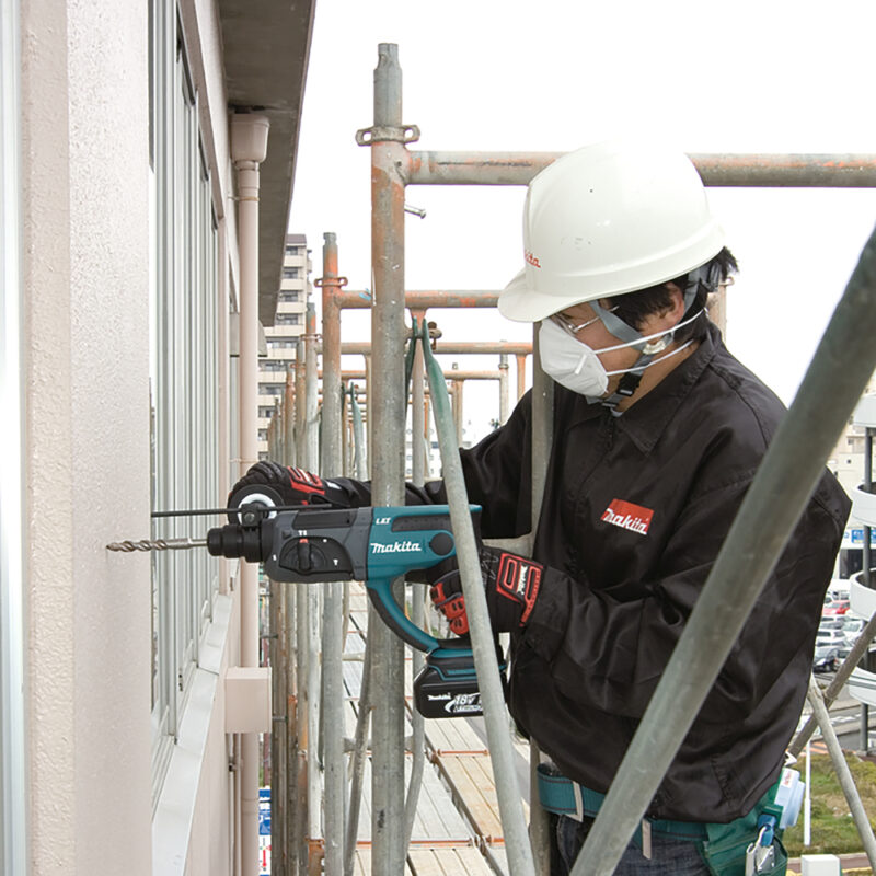 Аккумуляторный перфоратор Makita LXT DHR202RF