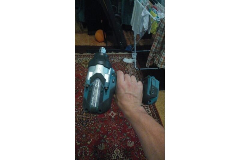 Аккумуляторный гайковерт Makita DTW1001RTJ