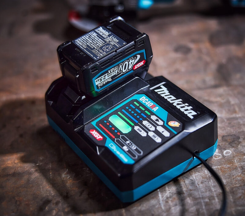 Зарядное устройство DC40RA XGT, 40В, быстрое Makita 191E10-9