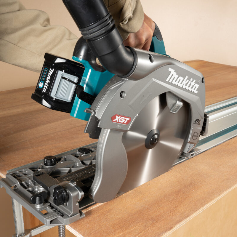 Дисковая аккумуляторная пила Makita XGT BL 40В HS009GZ
