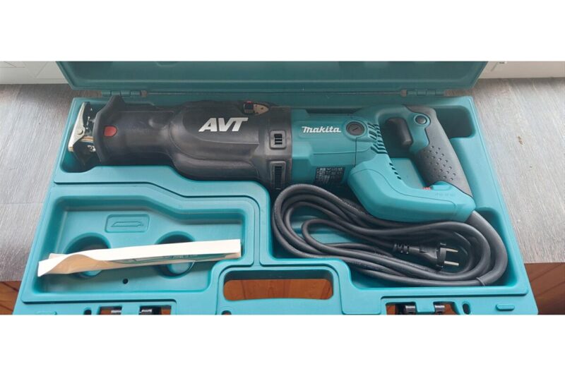 Сабельная пила Makita JR 3070 CT