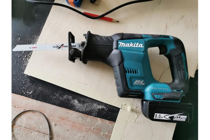 Сабельная пила Makita LXT DJR188Z