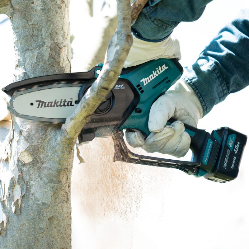 Цепная пила Makita LXT UC100DWA