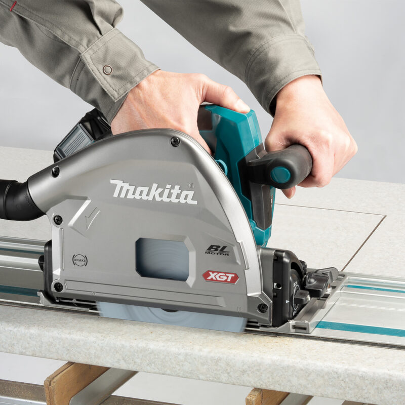 Аккумуляторная погружная дисковая пила Makita XGT SP001GZ02