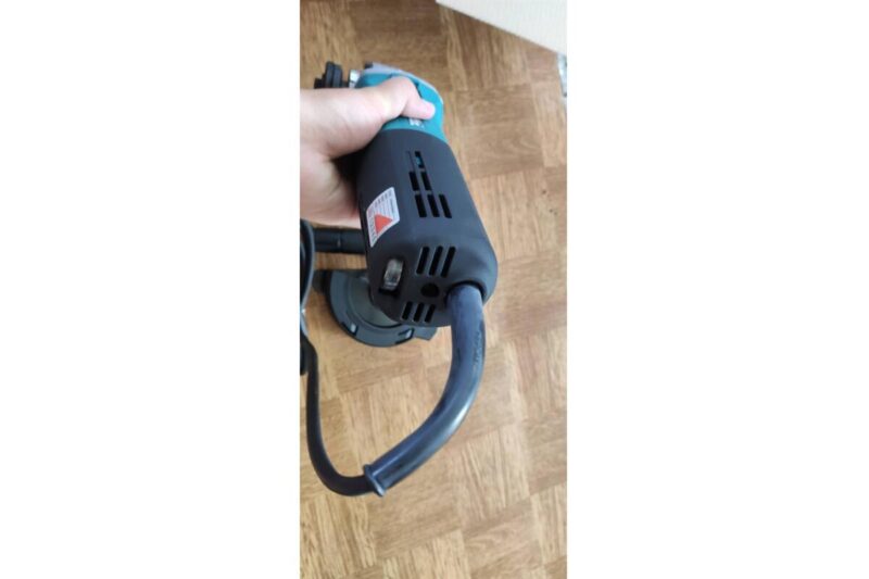Угловая шлифовальная машина Makita 9565CVR
