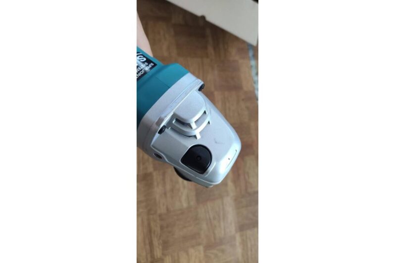 Угловая шлифовальная машина Makita 9565CVR
