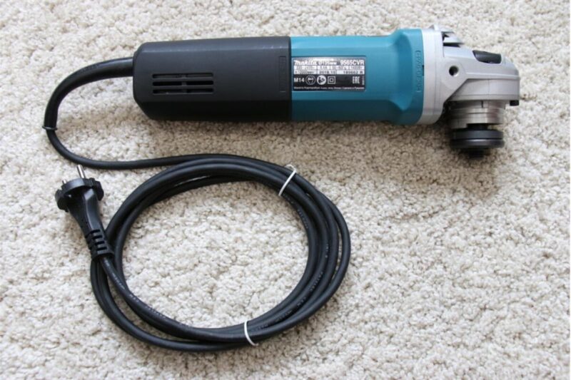 Угловая шлифовальная машина Makita 9565CVR