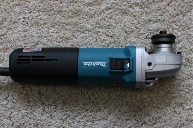 Угловая шлифовальная машина Makita 9565CVR