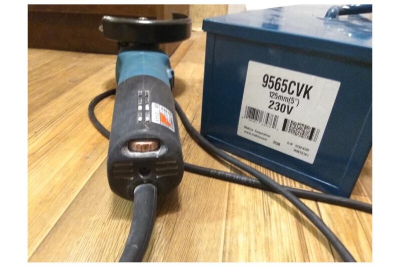Угловая шлифовальная машина Makita 9565CVR