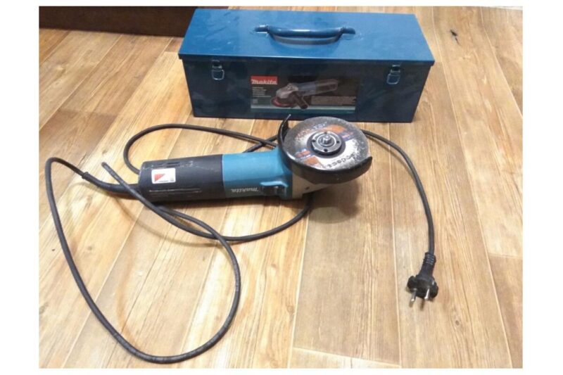 Угловая шлифовальная машина Makita 9565CVR