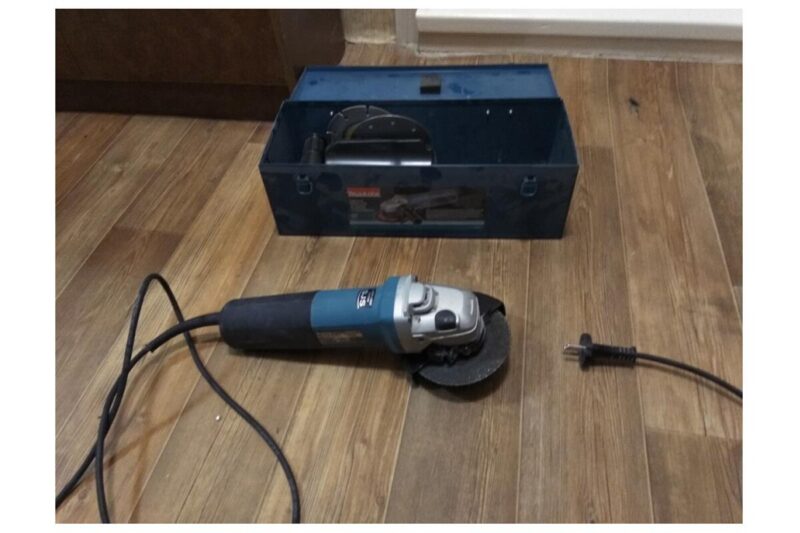 Угловая шлифовальная машина Makita 9565CVR