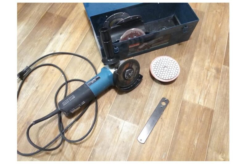 Угловая шлифовальная машина Makita 9565CVR