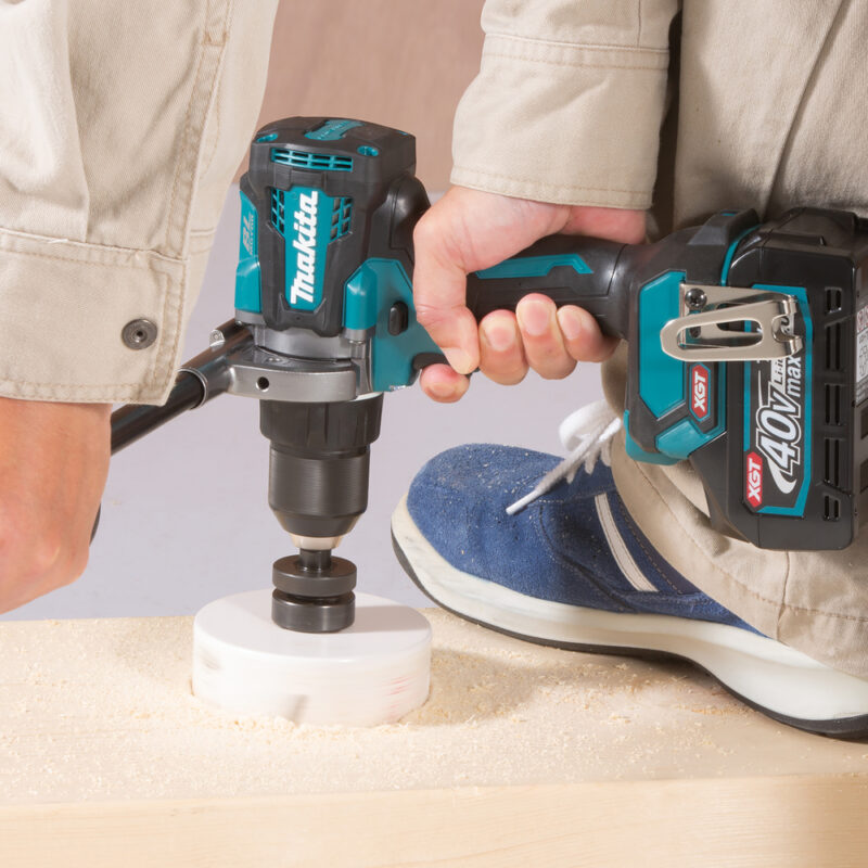 Аккумуляторная дрель-шуруповерт Makita XGT BL 40В DF001GZ