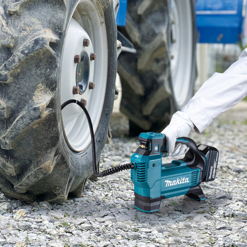 Автомобильный аккумуляторный насос Makita LXT 18В, 11.1 бар, 3 скорости, 22/11/7 л/мин, XPT, 4 насадки, без аккум. и з/у DMP181Z