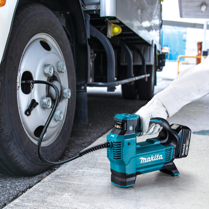 Автомобильный аккумуляторный насос Makita LXT 18В, 11.1 бар, 3 скорости, 22/11/7 л/мин, XPT, 4 насадки, без аккум. и з/у DMP181Z